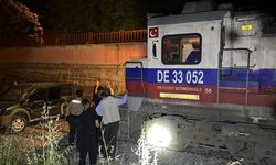 Yük trenin araca çarptı: 2 yaralı!