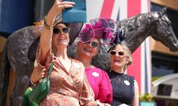 At yarışı Royal Ascot'ta şapkaların şıklık yarışı