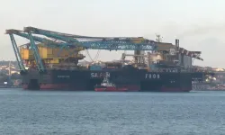 İstanbul Boğazı gemi trafiğine kapatıldı: Dev vinç gemisi geçiyor