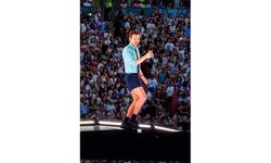 Harry Styles, sahnede yere yığıldı!