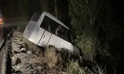 Servis minibüsü ile otomobilin çarpıştı: 8 yaralı!