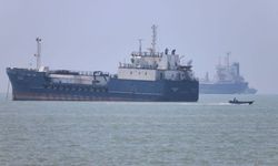 Hürmüz'den izinsiz geçen 3 tanker durduruldu