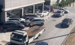 İzmir'de tırın çarptığı otomobil galeriye savruldu!