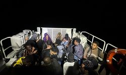 Ege'de can pazarı: Arızalanan bottaki göçmenler kurtarıldı