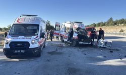 Ambulans iki TIR'a çarptı: Korkunç kaza!