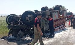 Kaza ihbarına gidiyorlardı... İtfaiye aracı devrildi!