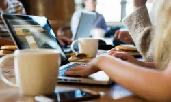 Kafelerde yeni dönem: Laptop yasağı ve süreli Wi-Fi uygulaması başladı