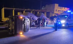 Düğün dönüşü faciadan dönüldü... Hafif ticari araç takla attı!