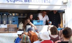 Çeşme'de aşure lokması paylaşıldı