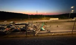 Hafriyat kamyonu çarptı, tabela devrildi: Yol trafiğe kapatıldı!