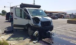 Kamyonet ile motosikletin çarpıştığı kazada 2 kardeş yaralandı