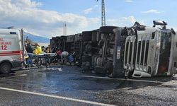 Faciaya dönüşen kaza: TIR motosikletin üzerine devrildi, 2 ölü