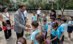 Bornovalı minik eller toprakla buluşuyor