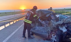 Otomobil, kiraz yüklü kamyonete çarptı: 3 kişi can verdi