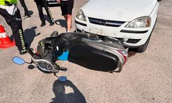 Otomobille çarpışan motosikletteki 2 kişi yaralandı