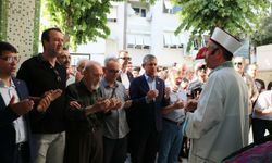 Özel, arkadaşının annesini son yolculuğuna uğurladı!