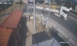 İzmir'de korkunç kaza: TIR'ın altına girdi!