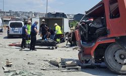 TIR, emniyet şeridinde park halindeki araçlara çarptı: 1 kişi can verdi