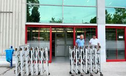 Tugay'dan olağanüstü grup toplantısı... Meclis önüne barikat!