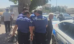 Durakta bekleyen eşini vurdu!