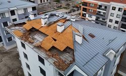 Fırtınada uçan çatı parçaları 2 apartmana zarar verdi