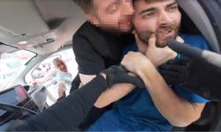 Araca girdi, sürücüyü darp etti!