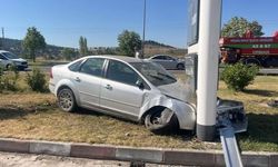 Yön tabelasına çarpan otomobildeki 2 kişi yaralandı