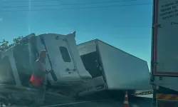 Korkutan kaza: TIR, refüjdeki bariyerlere çarpıp devrildi!