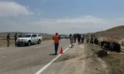 Hafif ticari araç ve otomobil çarpıştı: 3 ölü, 4 yaralı!