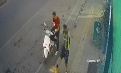 Önündeki kediye tekme atıp, yürümeye devam etti!