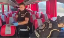 Yolcu otobüsündeki gizli bölmede 120 ruhsatsız silah ele geçirildi