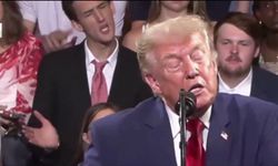 Trump'ın arkasına oturan bir kişi, Trump taklidi yaparak dalga geçti