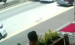 Park halindeyken yola çıkan otomobile kamyonet çarptı!