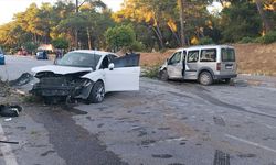 Otomobil ile hafif ticari aracın çarpıştığı kazada 5 kişi yaralandı!