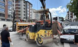 Yol silindiri otomobilin üzerine devrildi: 2 yaralı!