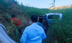 Hafif ticari araç şarampole devrildi: 1 ölü, 4 yaralı