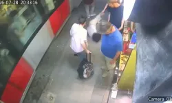 Tramvayın çarptığı turist kaldırıma çarpıp yaralandı!