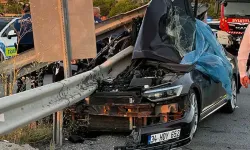 Düğün konvoyundaki otomobil bariyerlere çarptı: 1 ölü, 3 yaralı!