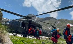 Tırmanış sırasında düşerek yaralanan dağcı helikopterle kurtarıldı