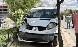 Minibüsle otomobilin çarpıştığı kazada 8 kişi yaralandı!
