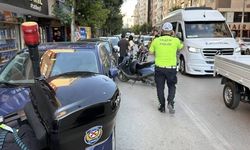 Trafik kazasında 1'i polis 2 kişi yaralandı