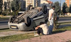 Hafif ticari aracın devrildiği kazada anne ve oğlu yaralandı