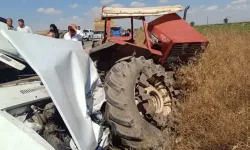 Otomobil park halindeki traktöre çarptı: 3 ölü, 1 yaralı!