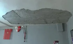 Evin tavanı oyun oynayan çocuğun üzerine çöktü!