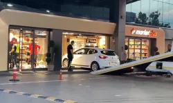 Akaryakıt istasyonundaki otomobil markete daldı: Müşteri yaralandı