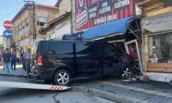 Park halindeki 5 araca çarpıp çay ocağına daldı!