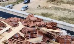 Devrilen kiremitlerin altında kalan 2 işçi yaralandı!