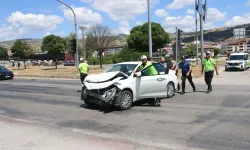 Beton mikseri ile çarpışan otomobildeki 5 kişi yaralandı!