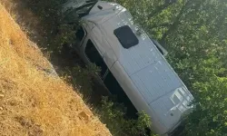 Turistleri taşıyan minibüs devrildi: 13 yaralı!