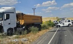 Kamyonla hafif ticari araç çarpıştı: 2 ölü, 2 yaralı!